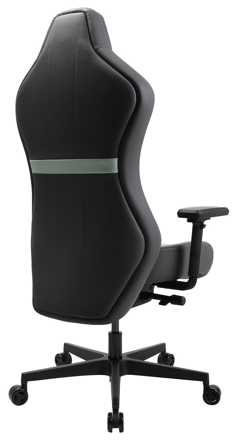 Rückansicht eines schwarzen Gaming-Stuhls mit verstellbaren Armlehnen und Rollen.