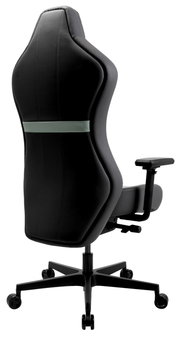 Rückansicht eines schwarzen Gaming-Stuhls mit verstellbaren Armlehnen und Rollen.