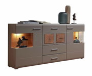 Modernes Sideboard mit Holz- und Glaselementen, dekoriert mit Vasen und Büchern, seitliche Perspektive