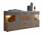 Modernes Sideboard mit Holz- und Glaselementen, dekoriert mit Vasen und Büchern, seitliche Perspektive