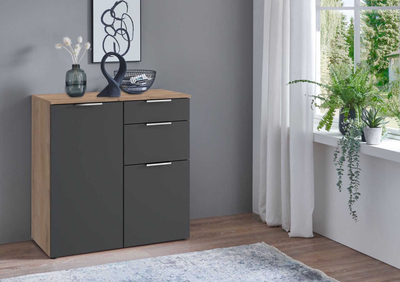Moderne Kombikommode in Holzoptik mit dunklen Fronten, dekoriert mit Vasen und Kunstobjekt, seitliche Perspektive