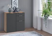 Moderne Kombikommode in Holzoptik mit dunklen Fronten, dekoriert mit Vasen und Kunstobjekt, seitliche Perspektive