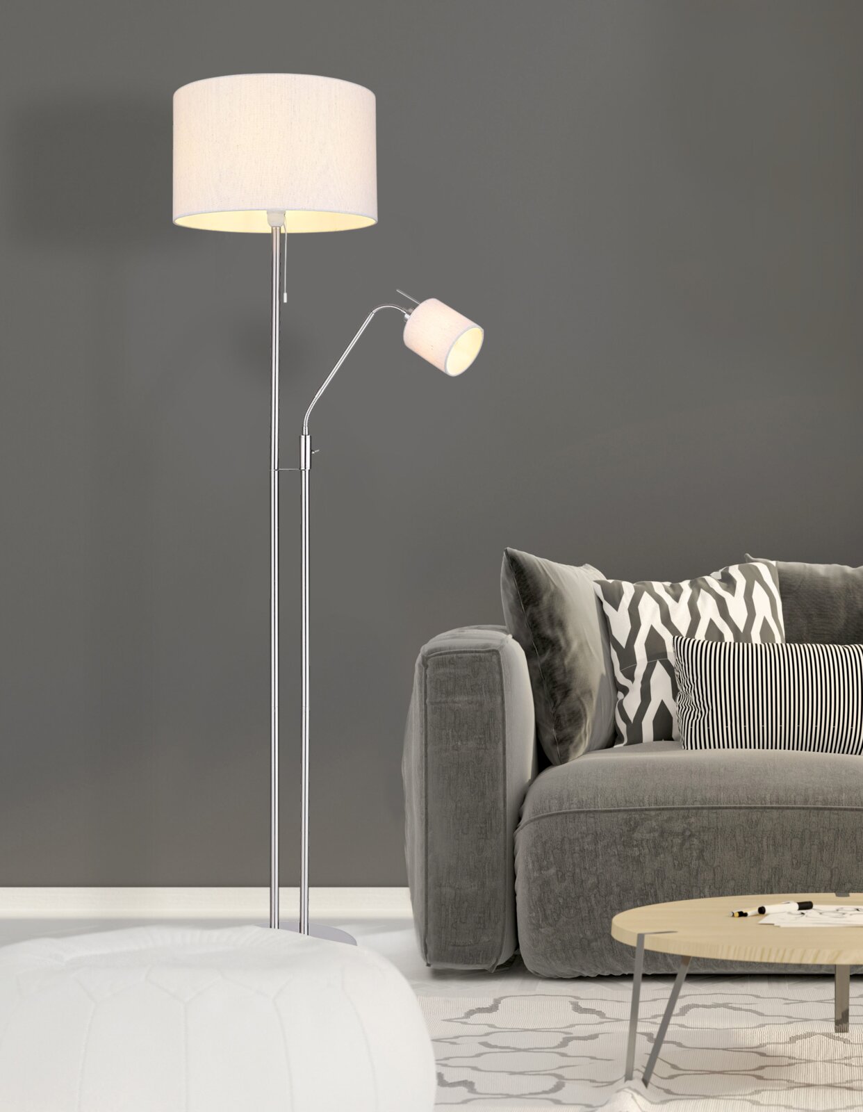 Globo Lighting Stehleuchte AVA Moderne Stehlampe mit weißem Stoffschirm und verstellbarem Lesearm auf Chromgestell neben grauem Sofa im Wohnzimmer, perspektivisch in frontaler Seitenansicht.