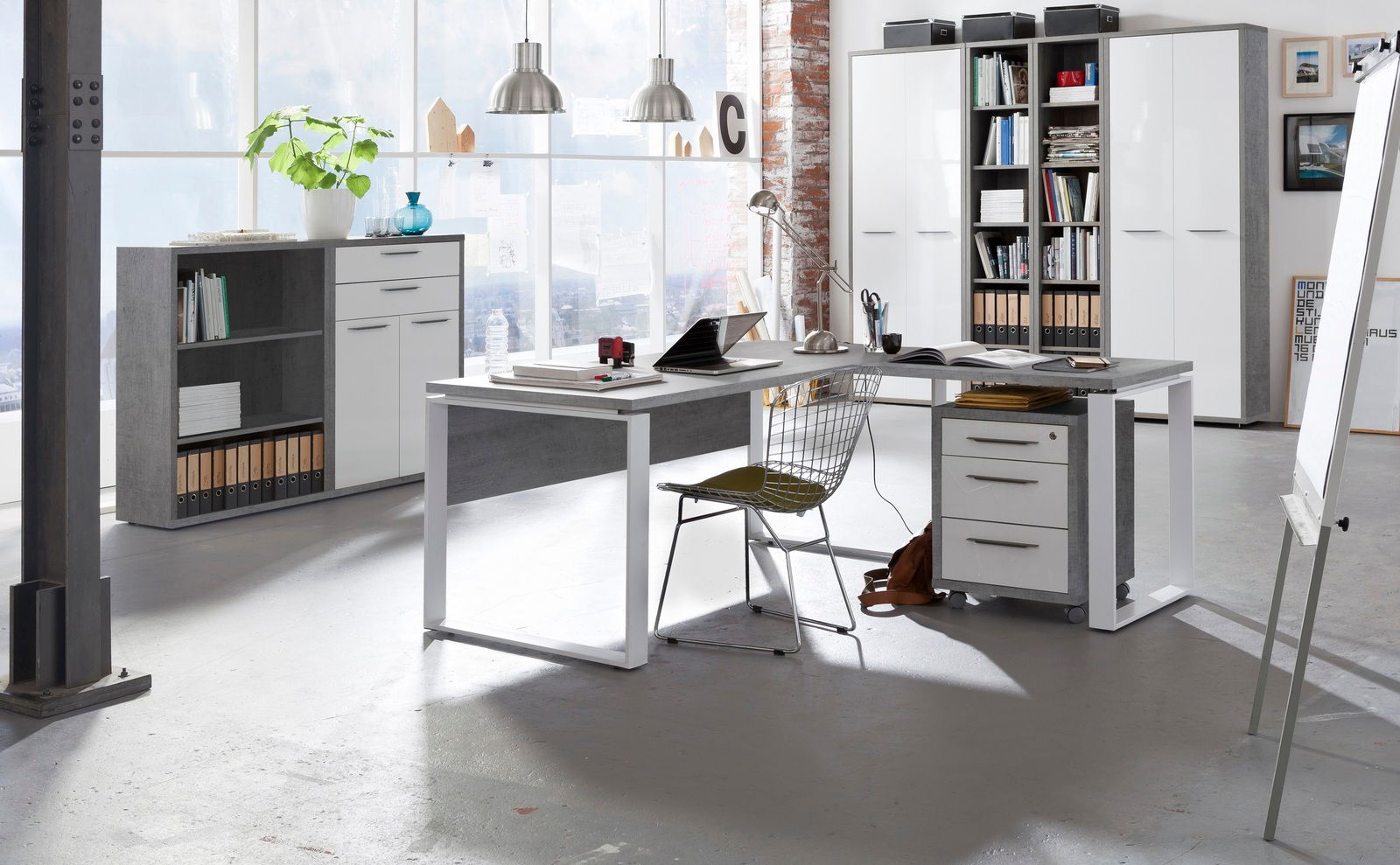 XORA Regal DIVINO Moderner Eck-Schreibtisch in einem hellen Büro mit großen Fenstern, ausgestattet mit einem Rollcontainer und einem Drahtstuhl, aus der Perspektive von vorne rechts betrachtet.