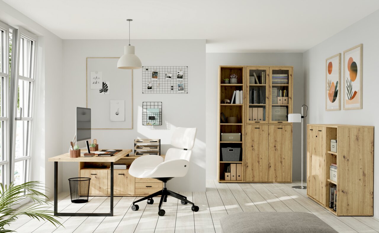 Een moderne kantooromgeving met een houten hoekbureau, een witte bureaustoel en planken in een lichte ruimte met grote ramen, gezien vanuit het perspectief van links.