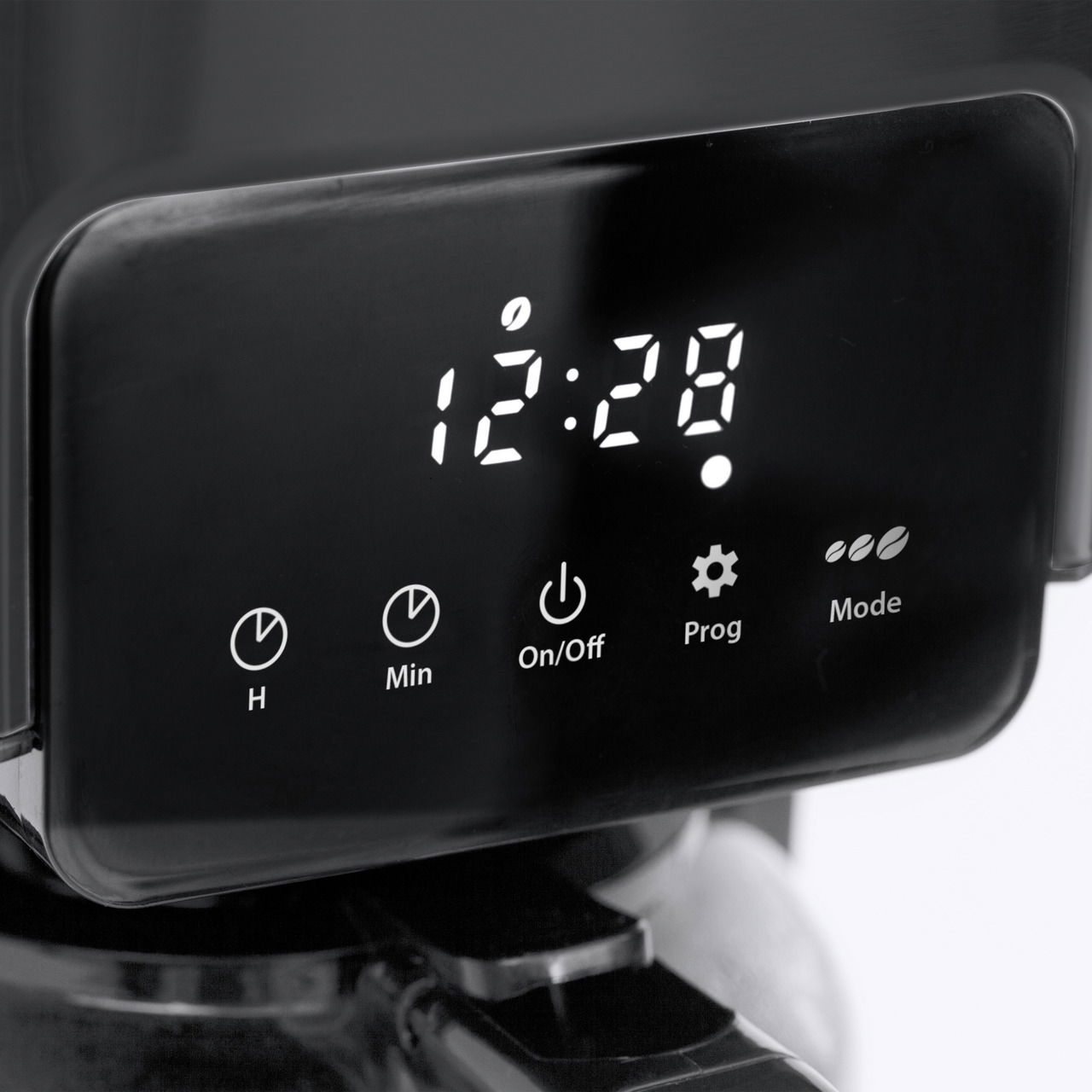 Nahaufnahme des Bedienfelds einer Filterkaffeemaschine mit digitaler Uhranzeige und verschiedenen Bedienelementen.