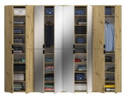 Garderobenkombination aus Holz mit mehreren offenen und geschlossenen Fächern, teilweise mit Spiegeltüren, gefüllt mit Kleidung und Accessoires, frontale Ansicht.