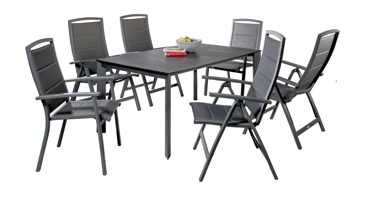 Gartenmöbel-Set mit sechs grauen Klappstühlen und einem rechteckigen Tisch, seitliche Perspektive