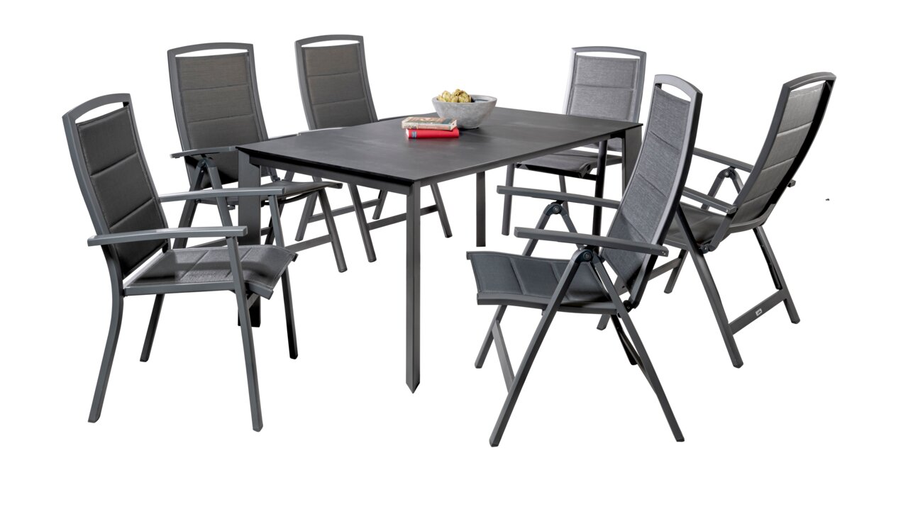 Gartenmöbel-Set mit sechs grauen Klappstühlen und einem rechteckigen Tisch, seitliche Perspektive