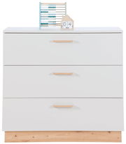 Weiße Wickelkommode mit drei Schubladen und Holzgriffen, frontal fotografiert. Obenauf ein Abakus und ein dekoratives Haus mit Datum.