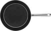 Pfanne aus der Vogelperspektive mit schwarzer Antihaftbeschichtung und silbernem Griff