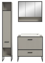 Moderne Badkombination mit vertikalen Streifen, bestehend aus einem hohen Schrank, einem Waschbeckenunterschrank und einem Spiegelschrank, frontal abgebildet.