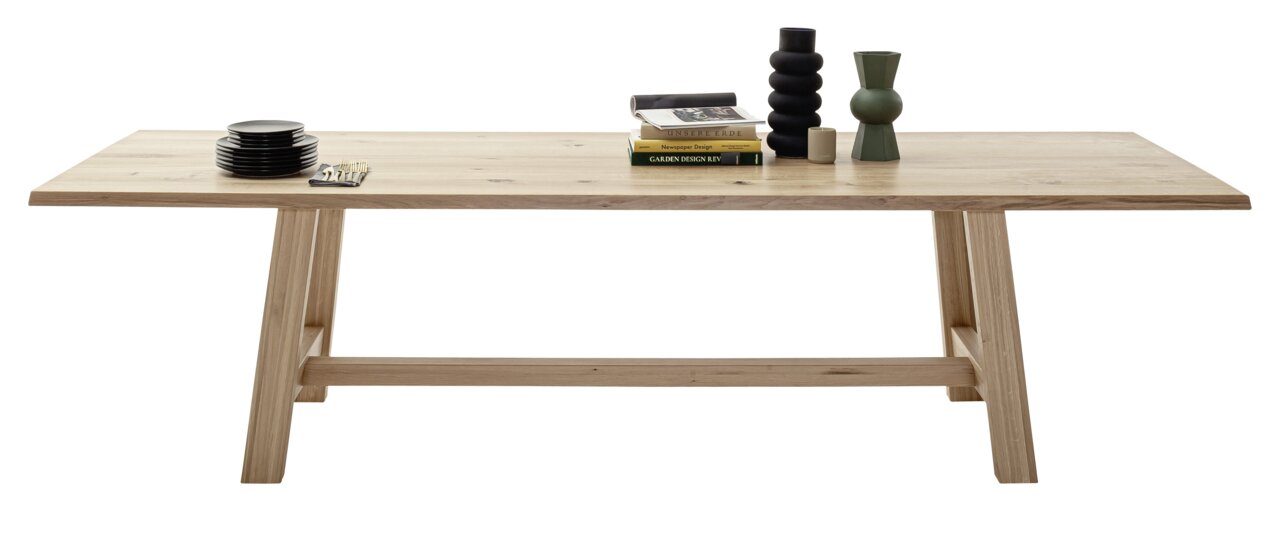 Moderne eettafel van licht hout met decoratieve voorwerpen, zijaanzicht