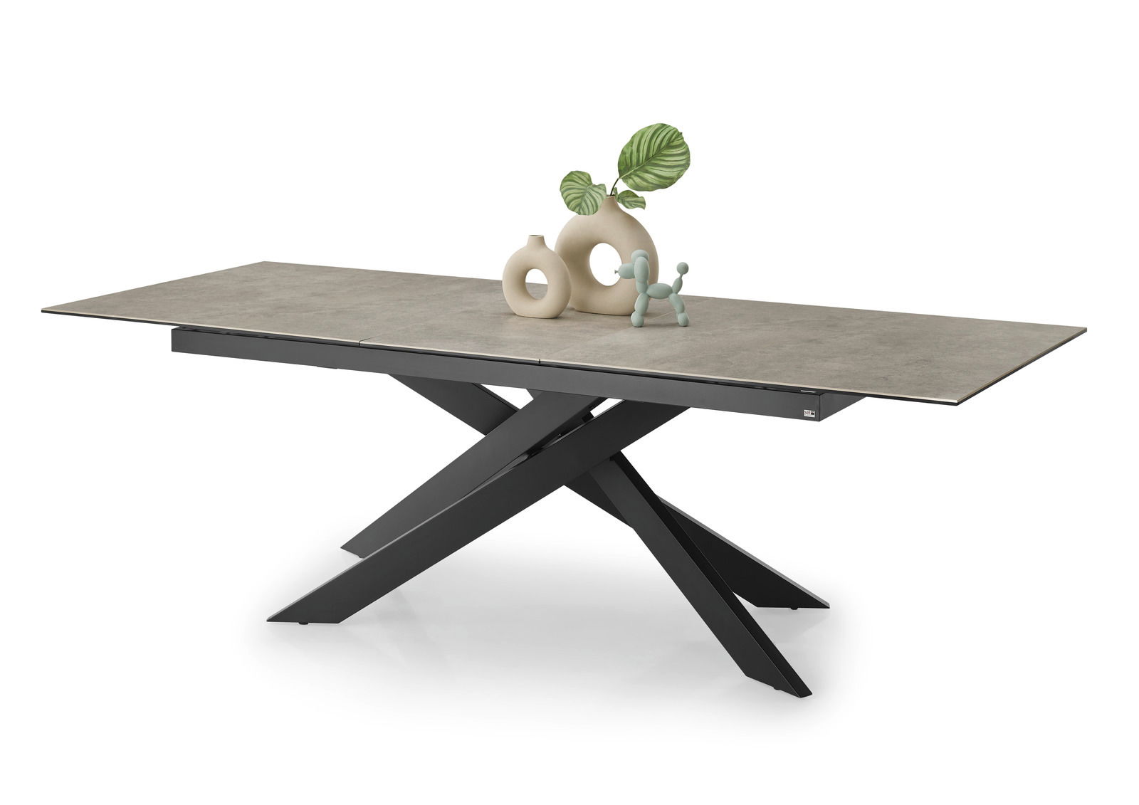 Moderner Esstisch mit grauer Tischplatte und schwarzem, gekreuztem Metallgestell, seitliche Perspektive