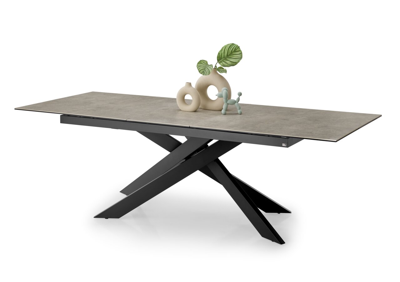 Moderner Esstisch mit grauer Tischplatte und schwarzem, gekreuztem Metallgestell, seitliche Perspektive