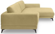 Beiges Polster-Ecksofa mit Chaiselongue rechts, Stoffbezug und schwarzen Metallfüßen, freigestellt auf weißem Hintergrund, Ansicht schräg von vorne links