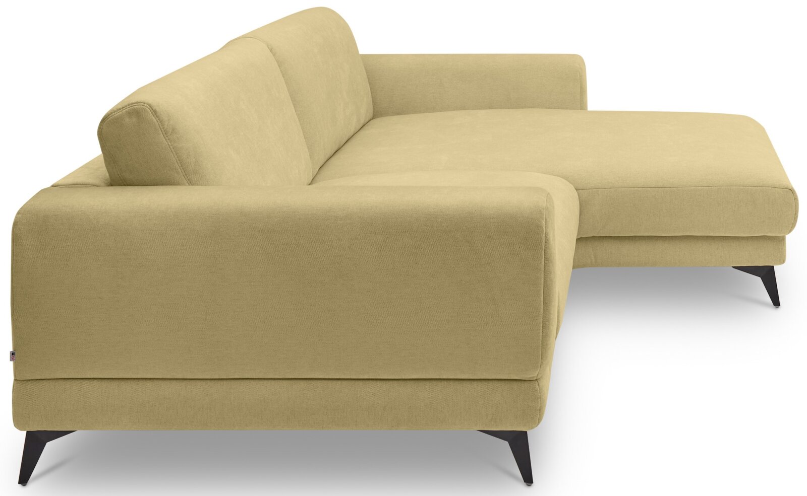Beiges Polster-Ecksofa mit Chaiselongue rechts, Stoffbezug und schwarzen Metallfüßen, freigestellt auf weißem Hintergrund, Ansicht schräg von vorne links