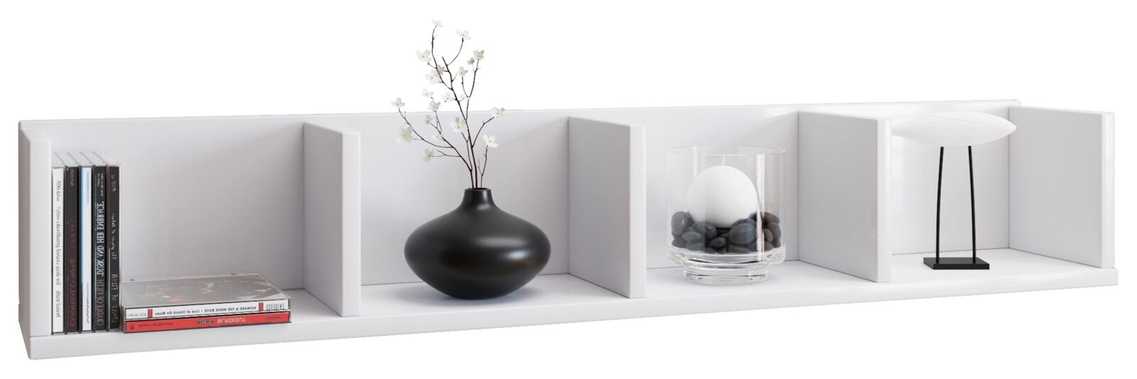 Weißes, wandmontiertes Regal mit mehreren Fächern und Trennwänden, frontal in leichter Perspektive von vorne fotografiert, dekoriert mit Büchern, schwarzer Vase mit Zweig, Glasgefäß mit Kugel und Steinen sowie kleiner Tischlampe.