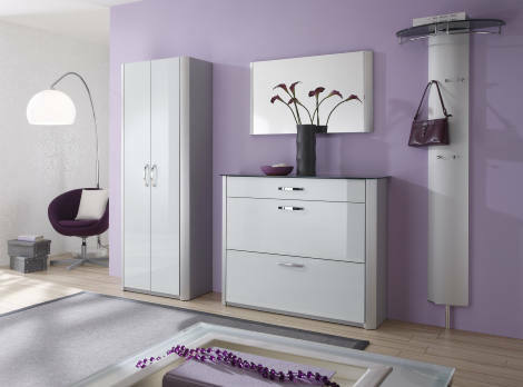 Moderner Spiegel in einem stilvoll eingerichteten Raum, frontal betrachtet, mit lila Akzenten und eleganten Möbeln.