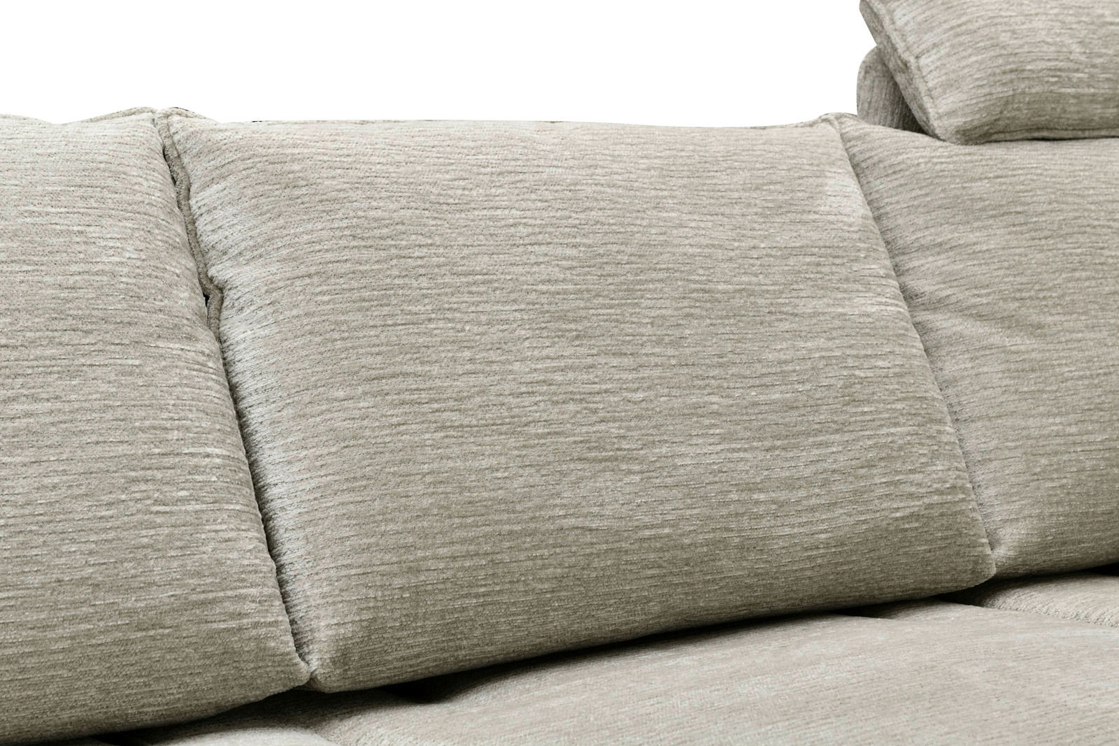 Nahaufnahme eines beigen Sofakissens mit strukturierter Oberfläche, seitliche Perspektive