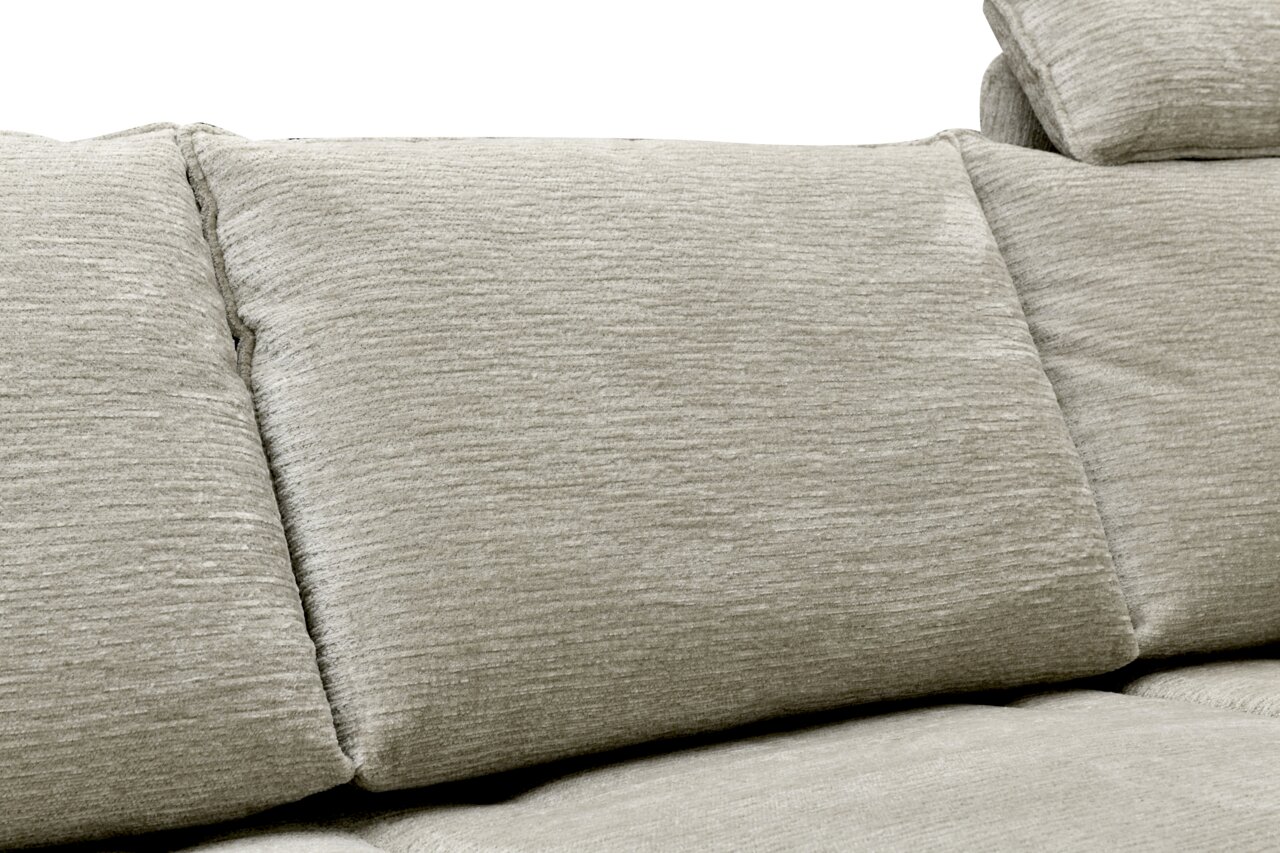 Nahaufnahme eines beigen Sofakissens mit strukturierter Oberfläche, seitliche Perspektive