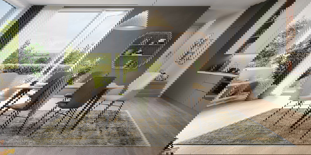 Der Essbereich ist modern und gemütlich. Ein großer Holztisch steht auf einem Teppich, umgeben von sechs bequemen Stühlen in verschiedenen Farben. Im Hintergrund gibt es ein großes Fenster mit Blick ins Grüne. Eine offene Regalwand mit Dekorationen und Pf