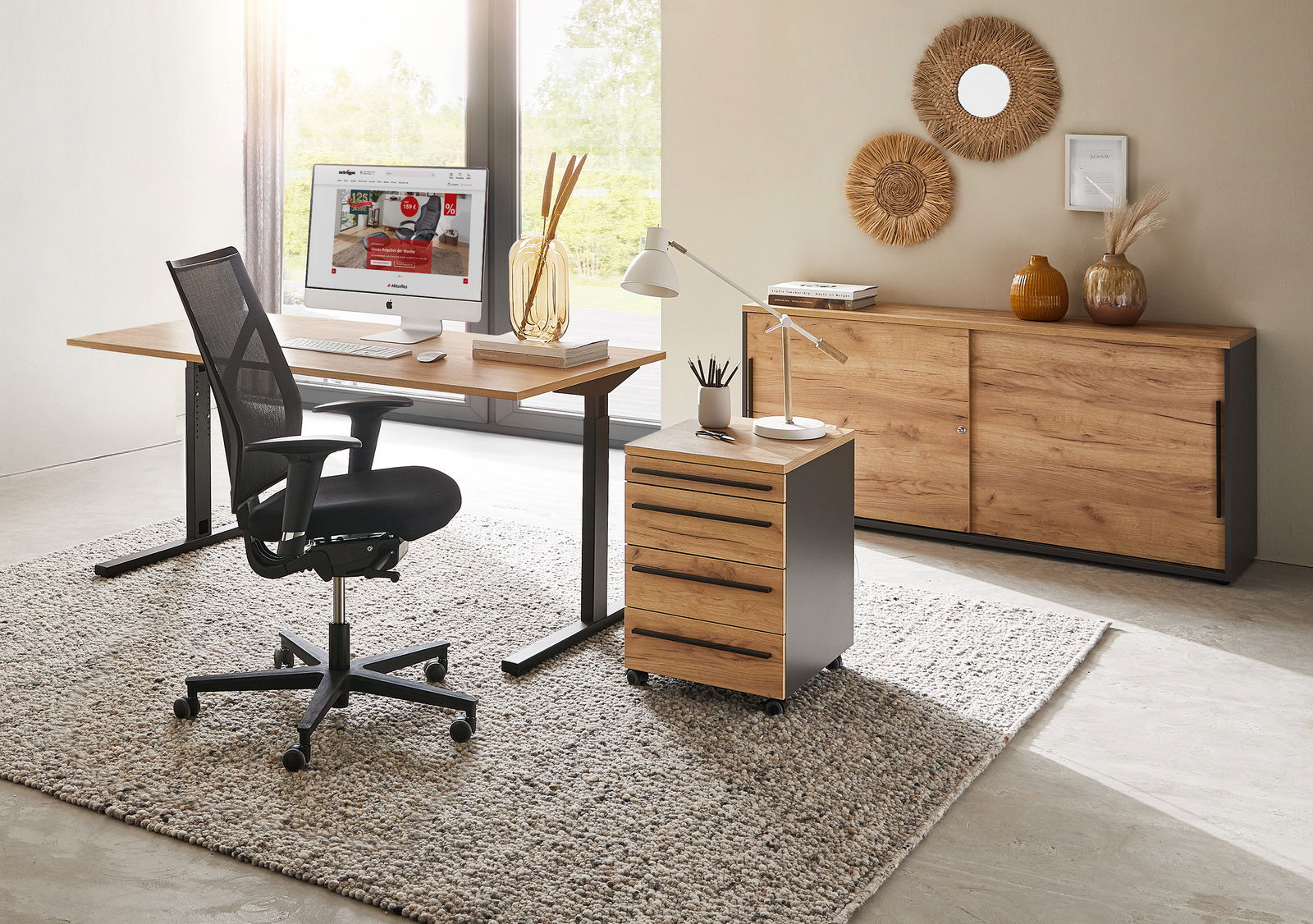 Moderner Drehstuhl in einem stilvollen Büro, seitliche Perspektive