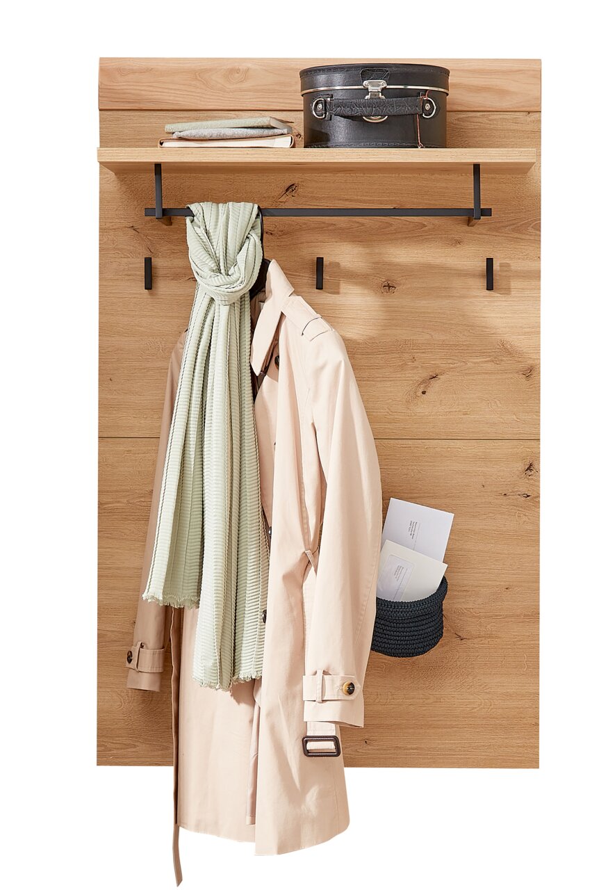 Linea Natura Garderobenpaneel MALAGA Garderobenpaneel aus Holz mit Haken, Ablage und Kleiderstange, frontal fotografiert. Auf der Ablage liegt ein Hut, darunter hängt ein Mantel und ein Schal.