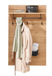 Garderobenpaneel aus Holz mit Haken, Ablage und Kleiderstange, frontal fotografiert. Auf der Ablage liegt ein Hut, darunter hängt ein Mantel und ein Schal.