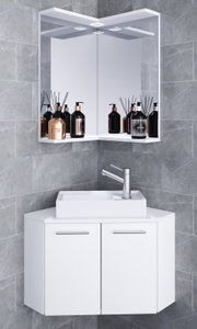 Weißer Badezimmerschrank mit Eck-Waschbecken und Spiegelschrank über grauen Fliesen, dekoriert mit schwarzen und kupferfarbenen Pflegeflaschen; Perspektive: frontale Ansicht.