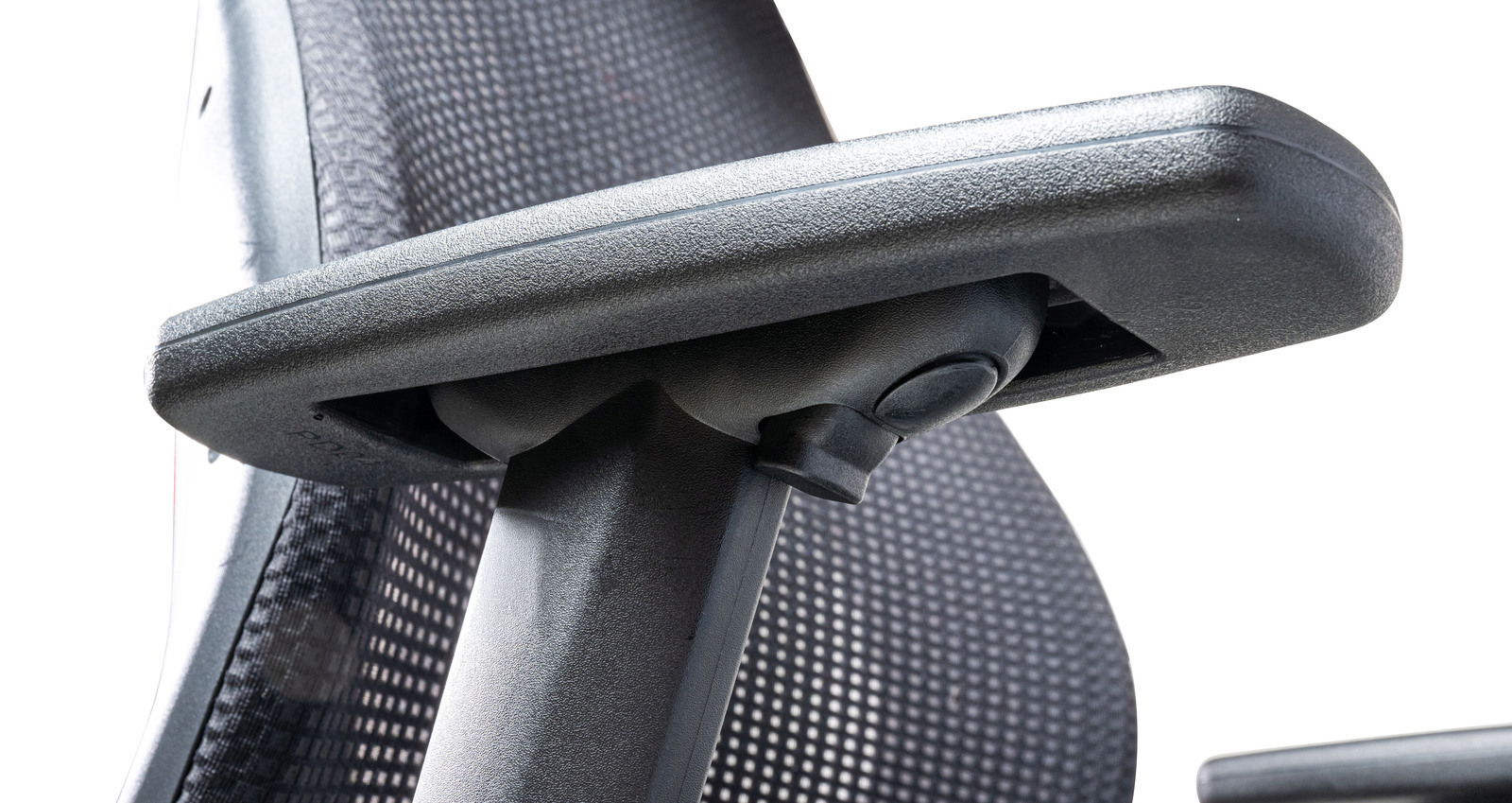 Nahaufnahme eines ergonomischen Drehstuhls mit Armlehne und Netzrückenlehne, seitliche Perspektive