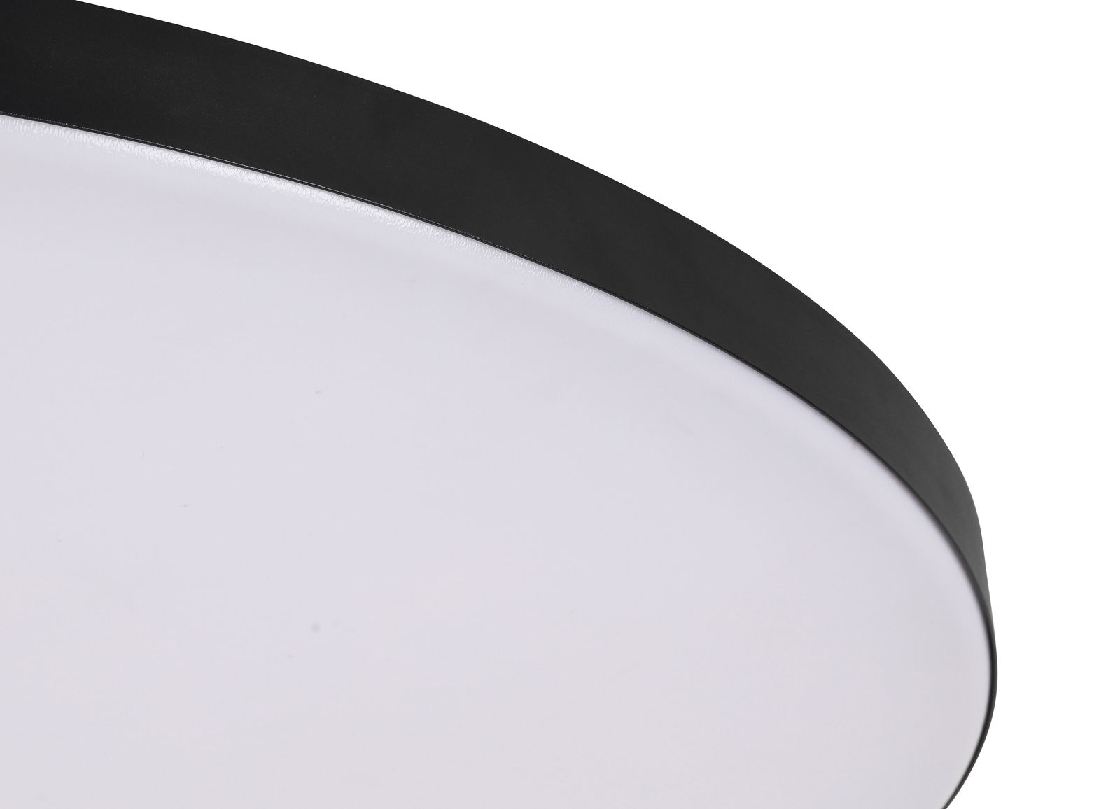 Nahaufnahme einer LED-Deckenleuchte mit schwarzem Rand, seitliche Perspektive
