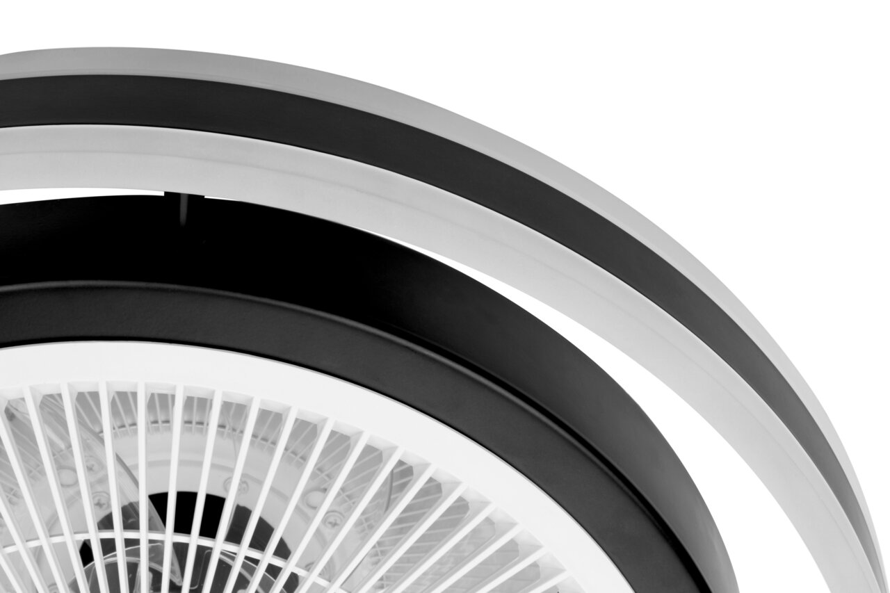 Nahaufnahme eines modernen Deckenventilators mit schwarzem und weißem Design, von unten betrachtet.