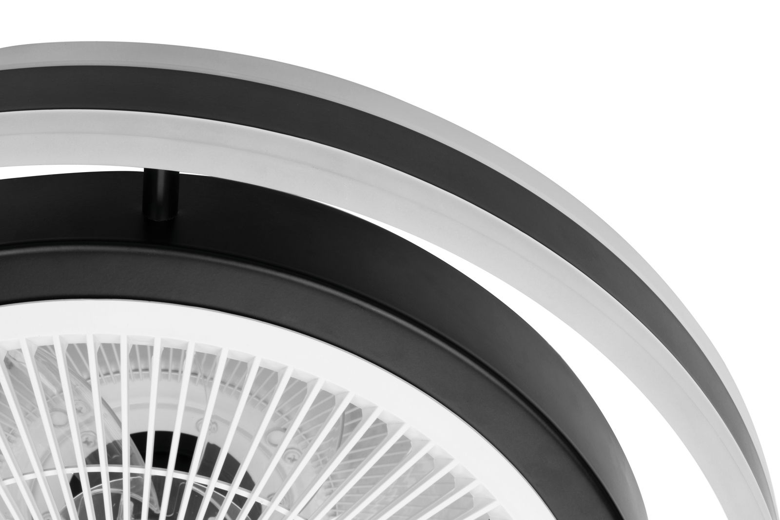 Nahaufnahme eines modernen Deckenventilators mit schwarzem und weißem Design, von unten betrachtet.