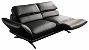 Schwarzes 2,5-Sitzer-Sofa aus Leder mit verstellbarer Rückenlehne und Fußstütze, seitliche Perspektive