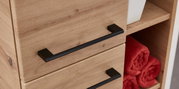 Nahaufnahme eines Midischranks aus Holz mit schwarzen Griffen, seitliche Perspektive, zeigt geöffnete Regale mit roten Handtüchern.