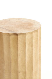 Heller, facettierter Holz-Hocker/Beistelltisch mit polygonaler Form und glatter Oberfläche, freigestellt vor weißem Hintergrund, in leicht schräger Ansicht von oben (Top-Front-Perspektive).