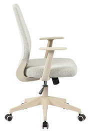 Ergonomischer Bürostuhl mit hellgrauem Stoffbezug, beigen Armlehnen und beigem Fußkreuz auf Rollen, Seitenansicht vor weißem Hintergrund