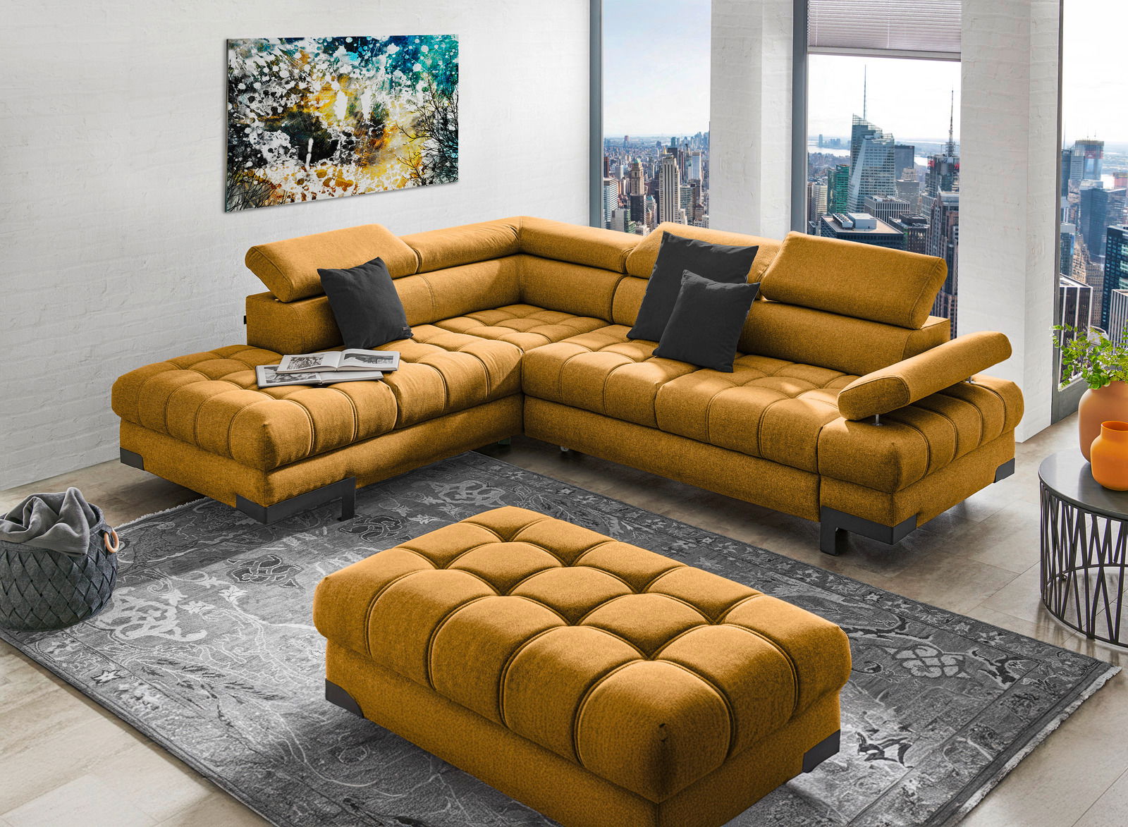 Ecksofa SELVA von Welnova in senfgelber Farbe, präsentiert in einem modernen Wohnzimmer mit großen Fenstern und Stadtblick, aus der Perspektive von vorne links.