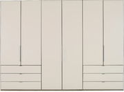 Moderner Falttürenschrank in heller Farbe mit mehreren Türen und Schubladen, frontale Ansicht.