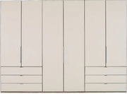 Moderner Falttürenschrank in heller Farbe mit mehreren Türen und Schubladen, frontale Ansicht.