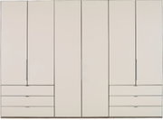 Moderner Falttürenschrank in heller Farbe mit mehreren Türen und Schubladen, frontale Ansicht.
