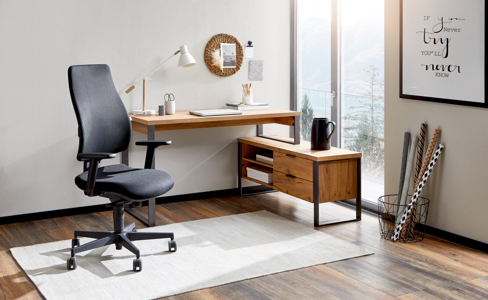 Moderner Eck-Schreibtisch aus Holz mit Metallrahmen, seitliche Perspektive, ausgestattet mit einem ergonomischen Bürostuhl, Schreibtischlampe und Dekorationen, in einem hellen Raum mit großem Fenster.
