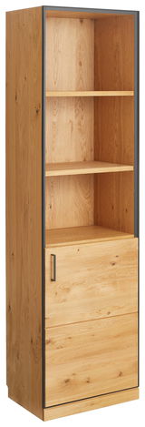 Schmaler Regalschrank aus Holz mit einer Tür und zwei offenen Fächern, Perspektive von vorne rechts
