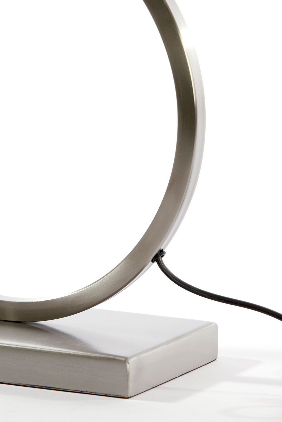 Nahaufnahme eines modernen, runden Lampenfußes aus Metall mit Kabel, seitliche Perspektive