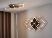 Moderne LED-Deckenleuchte mit geometrischem Design, aus der Perspektive von unten betrachtet.