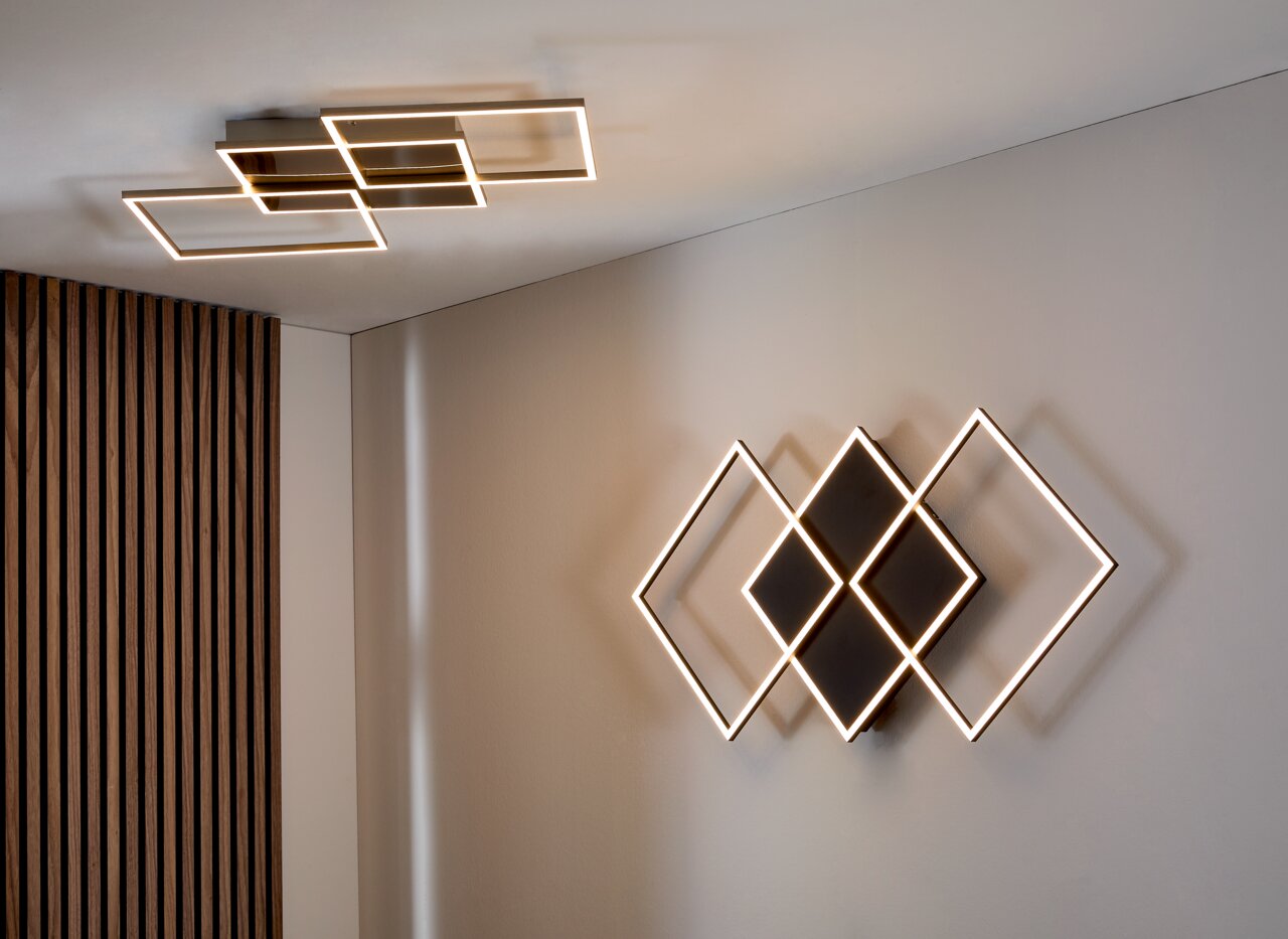 Moderne LED-Deckenleuchte mit geometrischem Design, aus der Perspektive von unten betrachtet.