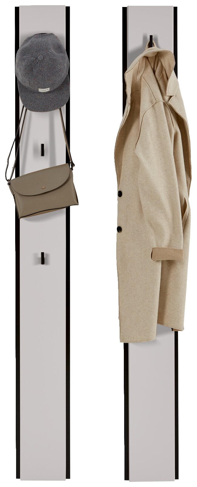 Zwei Garderobenpaneele in Frontalansicht, eines mit einer Mütze und Tasche, das andere mit einem Mantel.