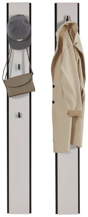 Zwei Garderobenpaneele in Frontalansicht, eines mit einer Mütze und Tasche, das andere mit einem Mantel.