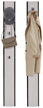 Zwei Garderobenpaneele in Frontalansicht, eines mit einer Mütze und Tasche, das andere mit einem Mantel.